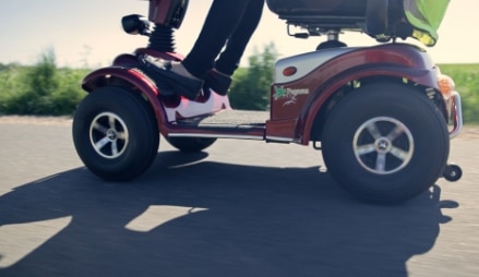 El scooter på vej