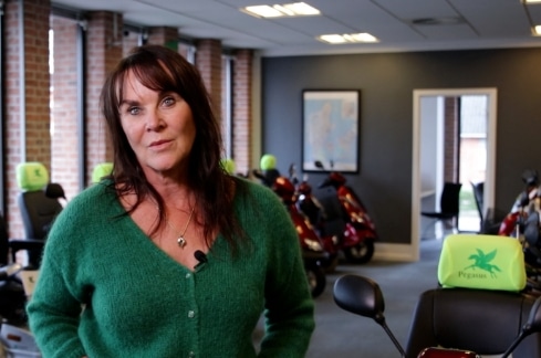 lej-en-elscooter-hos- pegasus Birgitte i showroom